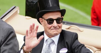 Copertina di “Non ti sei mai sentito così alto”: Stanley Tucci a sorpresa ad Ascot con re Carlo e Camilla, il giro in carrozza e il look che non passa inosservato