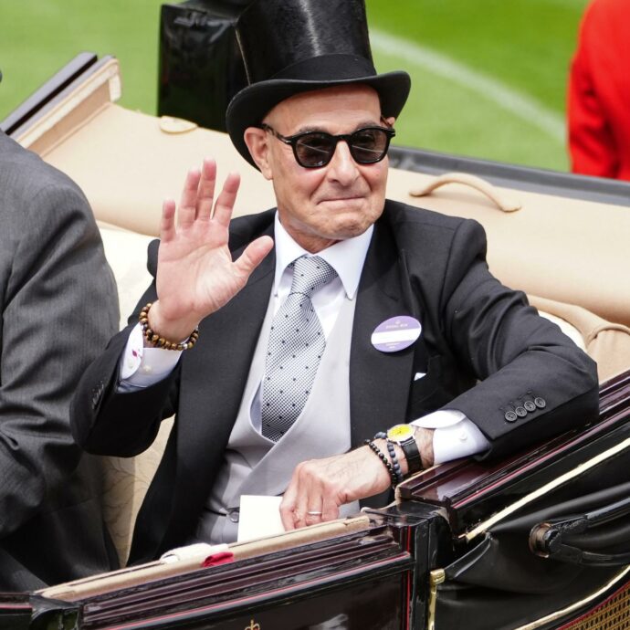 “Non ti sei mai sentito così alto”: Stanley Tucci a sorpresa ad Ascot con re Carlo e Camilla, il giro in carrozza e il look che non passa inosservato