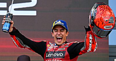 Copertina di MotoGp, Marc Marquez vince ancora a Brno e accorcia su Bezzecchi: eguagliato Valentino Rossi. Sul podio Bagnaia | Ordine d’arrivo e nuova classifica