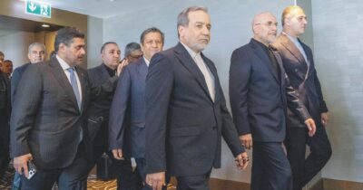 Copertina di Trump fa il gradasso, l’Iran evita strette di mano: colloqui in stallo