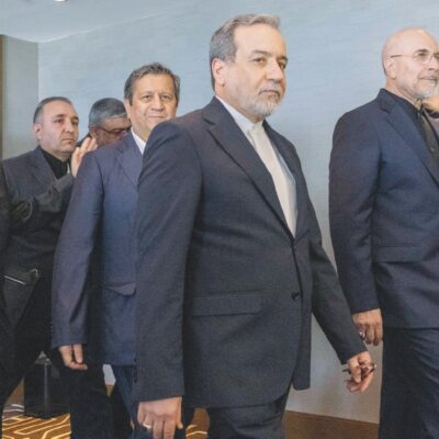 Copertina di Trump fa il gradasso, l’Iran evita strette di mano: colloqui in stallo