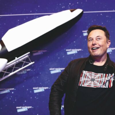 Copertina di Musk vola con Space X: debutto a Wall Street da 1.750 miliardi. Ma l’azione è dopata