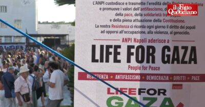 Copertina di ‘Life for Gaza’ a Napoli per “non spegnere la luce sulla Palestina”. Mantovani: “Interessi economici dietro Grande Israele”