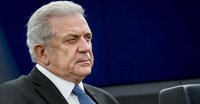 Qatargate, “mandato d’arresto per l’ex commissario Ue greco Dimitris Avramopoulos”