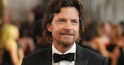 Copertina di “Sono stato un bambino prodigio al cinema, ho vissuto un rapporto complicato con i soldi. C’erano la pressione dei miei genitori manager e l’ansia per lo studio”: così Jason Bateman