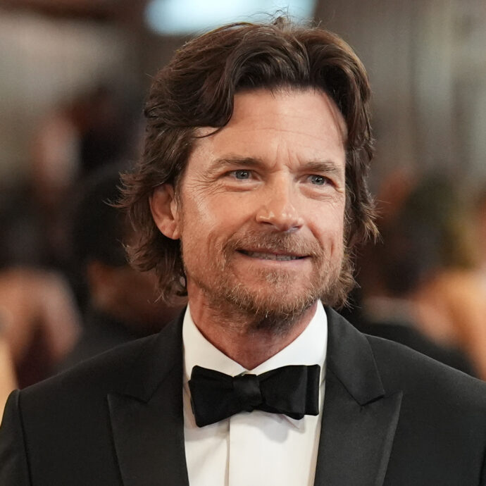 “Sono stato un bambino prodigio al cinema, ho vissuto un rapporto complicato con i soldi. C’erano la pressione dei miei genitori manager e l’ansia per lo studio”: così Jason Bateman