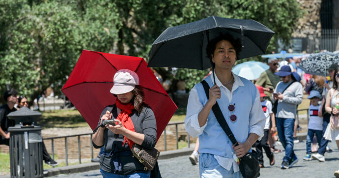 Ombrellini anti-UV contro caldo e sole, servono davvero? L’allarme degli esperti: “Non bastano: i raggi si riflettono su sabbia, acqua e cemento”
