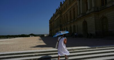 Copertina di Caldo estremo in Francia, due bambini morti dopo essere rimasti chiusi in auto. Tredici persone annegate
