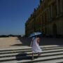 Copertina di Caldo estremo in Francia, due bambini morti dopo essere rimasti chiusi in auto. Tredici persone annegate nel fine settimana