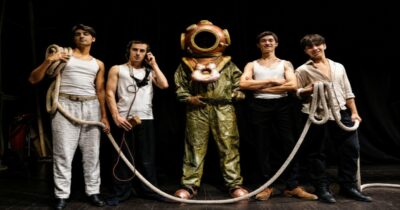 Copertina di A teatro torna in vita il mito di “Artiglio!”: le straordinarie avventure dei palombari viareggini diventati leggenda