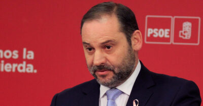 Copertina di Il libro mastro delle tangenti su Excel, la casa di lusso a Madrid e il lavoro “fantasma” per la fidanzata: la sentenza che ha travolto l’ex ministro di Sánchez