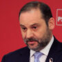 Copertina di Il libro mastro delle tangenti su Excel, la casa di lusso a Madrid e il lavoro “fantasma” per la fidanzata: la sentenza che ha travolto l’ex ministro di Sánchez