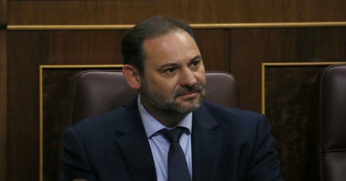 Spagna, l’ex braccio destro di Sánchez condannato a 24 anni e 3 mesi per corruzione