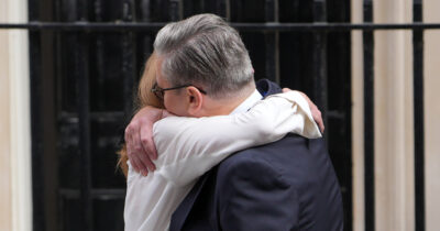 Copertina di Regno Unito, Keir Starmer annuncia le dimissioni da primo ministro. Farage (Reform Uk) chiede le elezioni, ma è pronto Burnham