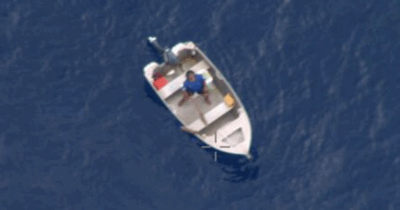 Copertina di Esce per una battuta di pesca e sparisce nel Pacifico: ritrovato vivo dopo sette giorni alla deriva su una barca di 4 metri