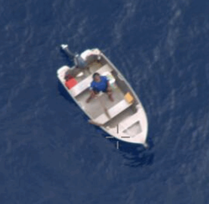 Esce per una battuta di pesca e sparisce nel Pacifico: ritrovato vivo dopo sette giorni alla deriva su una barca di 4 metri