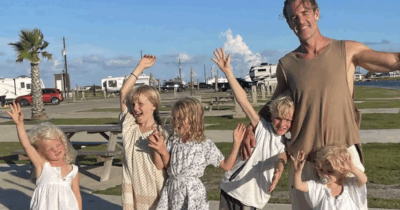 Copertina di “Dall’aldilà continui a essere un genitore perfetto. Sei una meraviglia”: James Van Der Beek ricordato nel primo giorno del papà postumo dalla moglie Kimberly