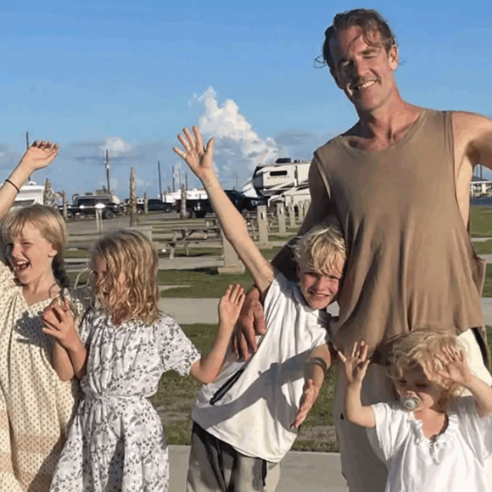 “Dall’aldilà continui a essere un genitore perfetto. Sei una meraviglia”: James Van Der Beek ricordato nel primo giorno del papà postumo dalla moglie Kimberly