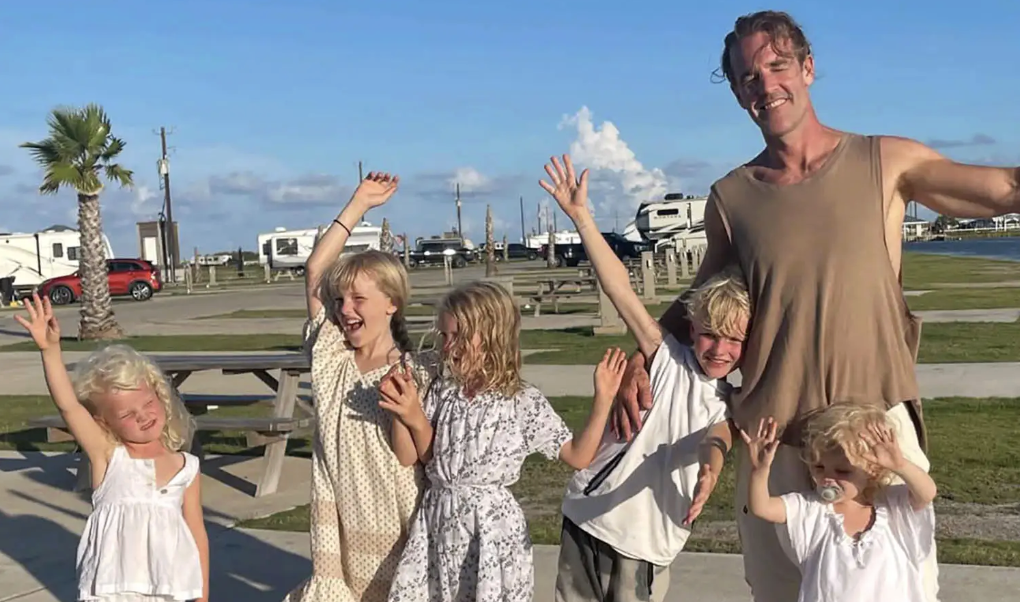 “Dall’aldilà continui a essere un genitore perfetto. Sei una meraviglia”: James Van Der Beek ricordato nel primo giorno del papà postumo dalla moglie Kimberly
