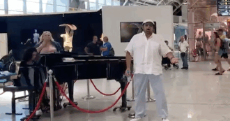 Copertina di “Turandot” tra trolley e passeggeri all’aeroporto di Cagliari: scatta il flash mob a sorpresa – IL VIDEO