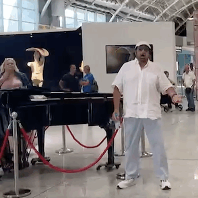 “Turandot” tra trolley e passeggeri all’aeroporto di Cagliari: scatta il flash mob a sorpresa – IL VIDEO
