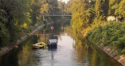 Copertina di Verso la richiesta di convalida dell’arresto per il 18enne alla guida dell’Audi finita nel canale Villoresi: come neopatentato doveva avere tasso alcolemico pari a zero