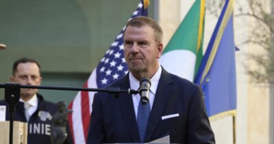 Copertina di Venezia, proteste per l’arrivo del mega yacht dell’ambasciatore Usa Fertitta: “Bloccherà tutta la riva”