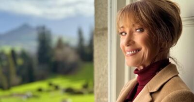Copertina di “Non faccio laser, filler o altro. Non ha senso dimostrare 30 anni quando ne hai 75. Oddio, magari 60 non sarebbe male”: le parole di Jane Seymour