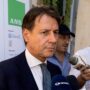 Copertina di Conte e Schlein con la rogna della festa Usa a Villa Taverna