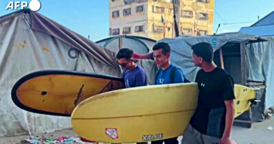 Copertina di “Eravamo una squadra di 17, siamo rimasti in tre. Non c’è nulla a cui si possa aspirare se non il mare”: il racconto di un surfista a Gaza