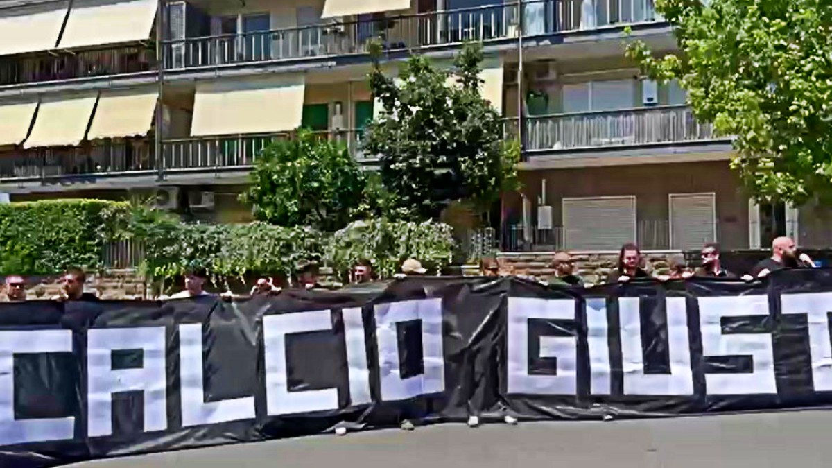 i tifosi manifestano durante l8217assemblea elettiva del nuovo presidente figc per un calcio giusto e popolare da Ilfattoquotidiano.it i tifosi manifestano durante l8217assemblea elettiva del nuovo presidente figc per un calcio giusto e popolare