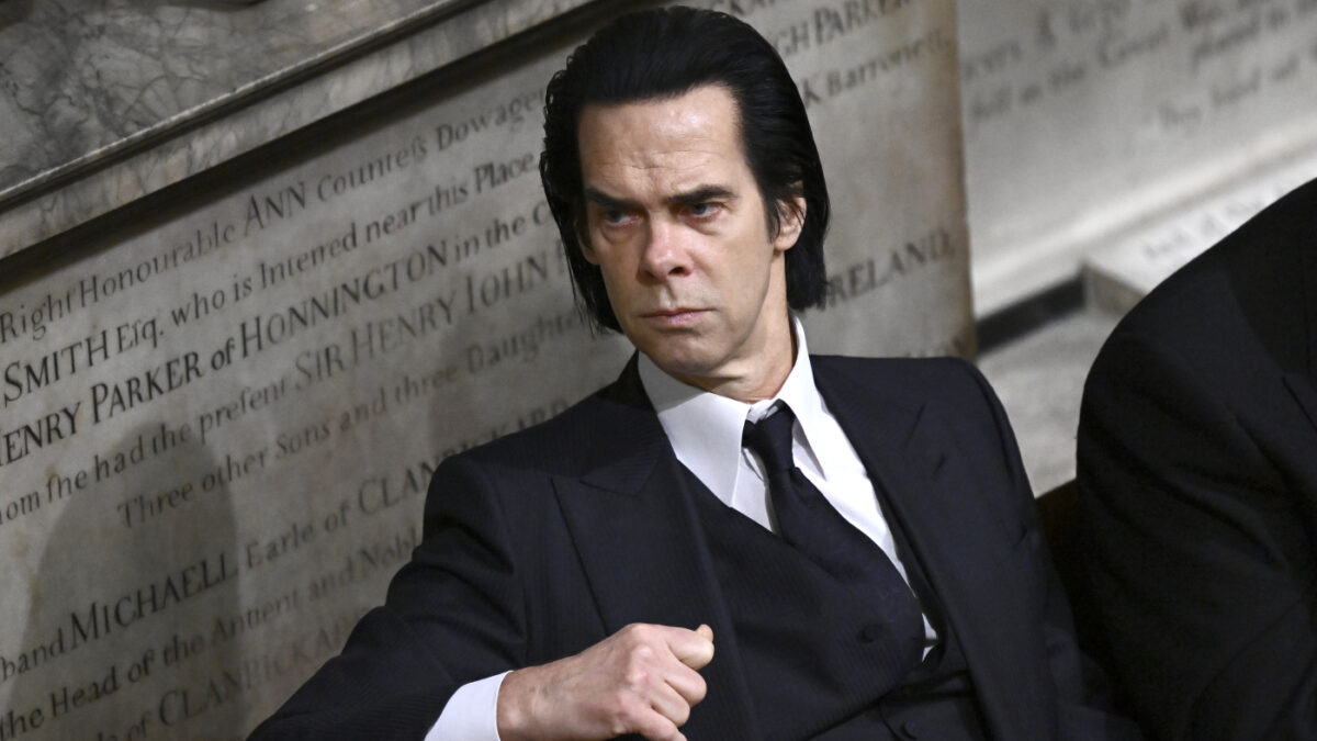 Nick Cave: “I fan anziani mi chiedono i selfie, che odio. La sola differenza tra me e questi vecchi rincoglioniti con la dentiera è che io mi tingo i capelli di nero”