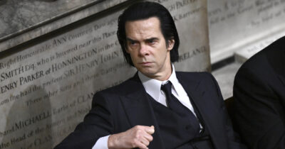 Copertina di Nick Cave: “I fan anziani mi chiedono i selfie, che odio. La sola differenza tra me e questi vecchi rincoglioniti con la dentiera è che io mi tingo i capelli di nero”