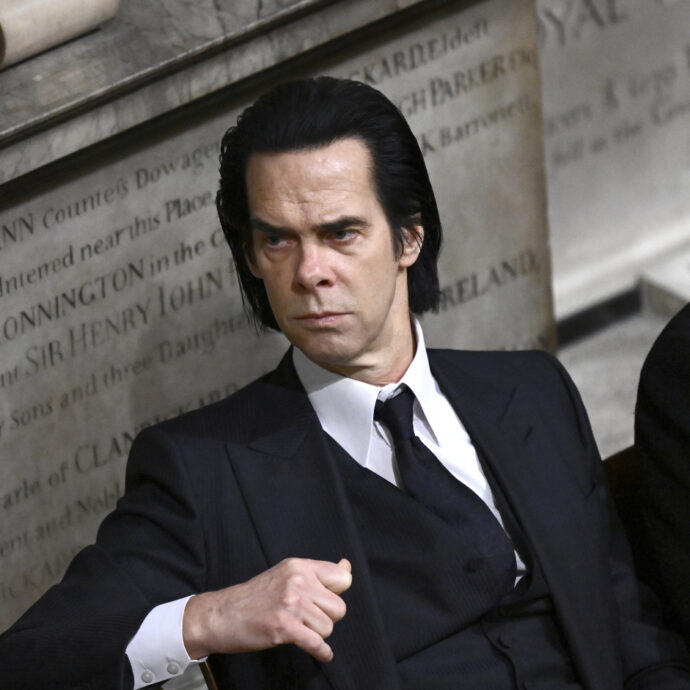 Nick Cave: “I fan anziani mi chiedono i selfie, che odio. La sola differenza tra me e questi vecchi rincoglioniti con la dentiera è che io mi tingo i capelli di nero”