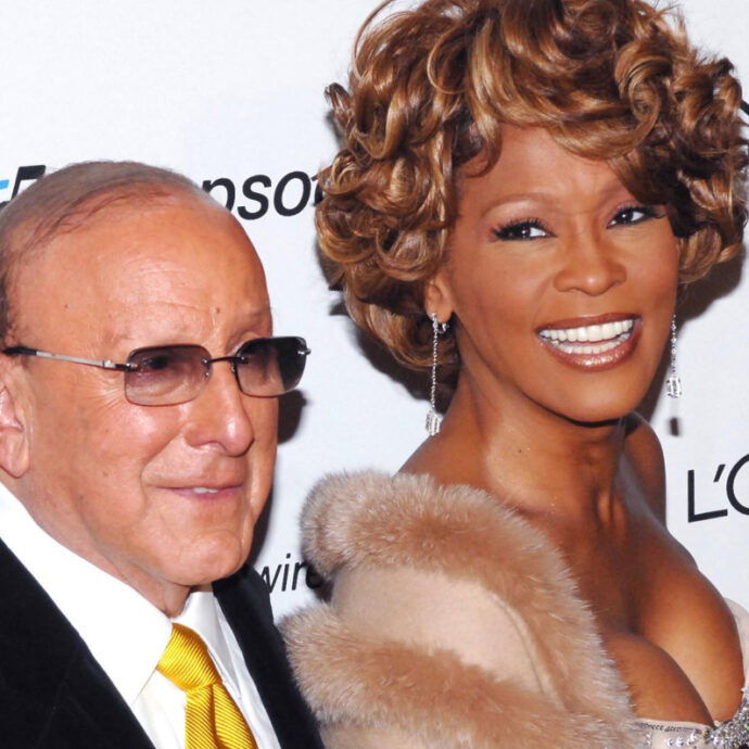 È morto Clive Davis, magnate dell’industria discografica che ha lanciato le carriere di Whitney Houston, Carlos Santana, Janis Joplin e Alicia Keys