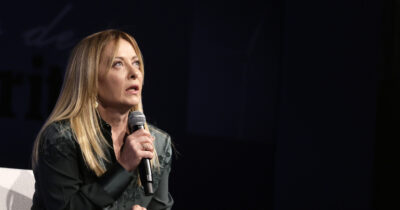 Copertina di Meloni: “Colpita da Trump, ma nessun contraccolpo nei rapporti Italia-Usa. La politica estera non è Temptation Island”