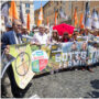 Copertina di Caccia, approvato in Senato il ddl “sparatutto”. Conte: “Va contro la Costituzione”. Bonelli: “Meloni insegue mondo venatorio e armieri”. In piazza ambientalisti e animalisti