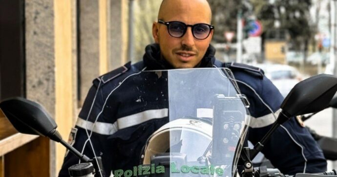 Agente della Polizia locale muore durante l’inseguimento di un’auto pirata a Milano. Indagini in corso per verificare se sia stato speronato