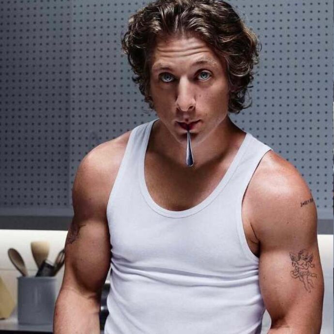 “Cancello le app, uso un telefono rotto e spero che le mie figlie crescano lontane dagli schermi. Spero in un ritorno alla vita analogica”: così Jeremy Allen White