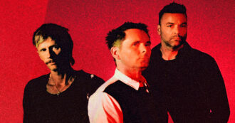 “Tutti imploreremo l’estinzione. La rovina è il nostro ultimo invito”: MUSE apocalittici in “The Wow! Signal”. I due concerti milanesi quasi sold out con biglietti fino a 253,50 euro (escluso commissioni)