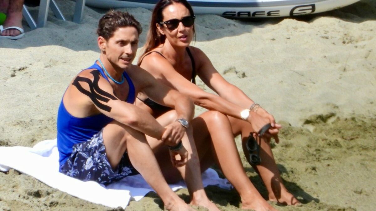 “Un intenso dolore alla spalla”: le foto di Pier Silvio Berlusconi dopo l’incidente. L’ad Mediaset in spiaggia con Silvia Toffanin