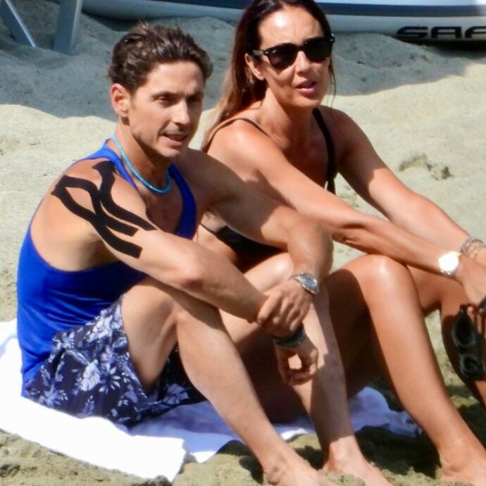 “Un intenso dolore alla spalla”: le foto di Pier Silvio Berlusconi dopo l’incidente. L’ad Mediaset in spiaggia con Silvia Toffanin