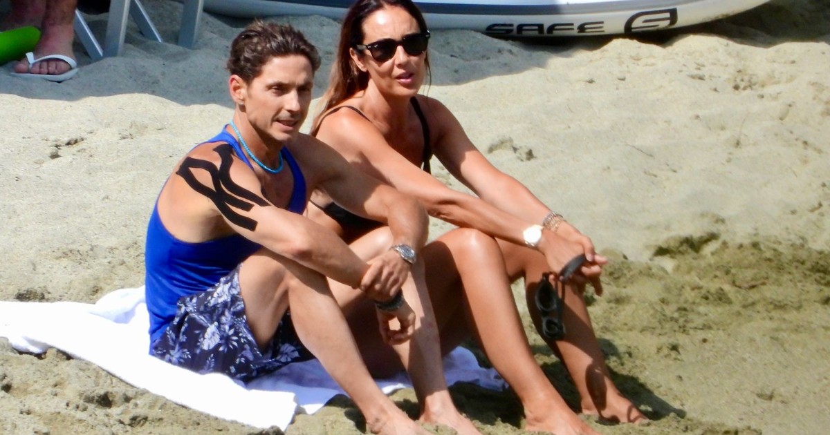 un intenso dolore alla spalla le foto di pier silvio berlusconi dopo l8217incidente l8217ad mediaset in spiaggia con silvia toffanin da Ilfattoquotidiano.it un intenso dolore alla spalla le foto di pier silvio berlusconi dopo l8217incidente l8217ad mediaset in spiaggia con silvia toffanin