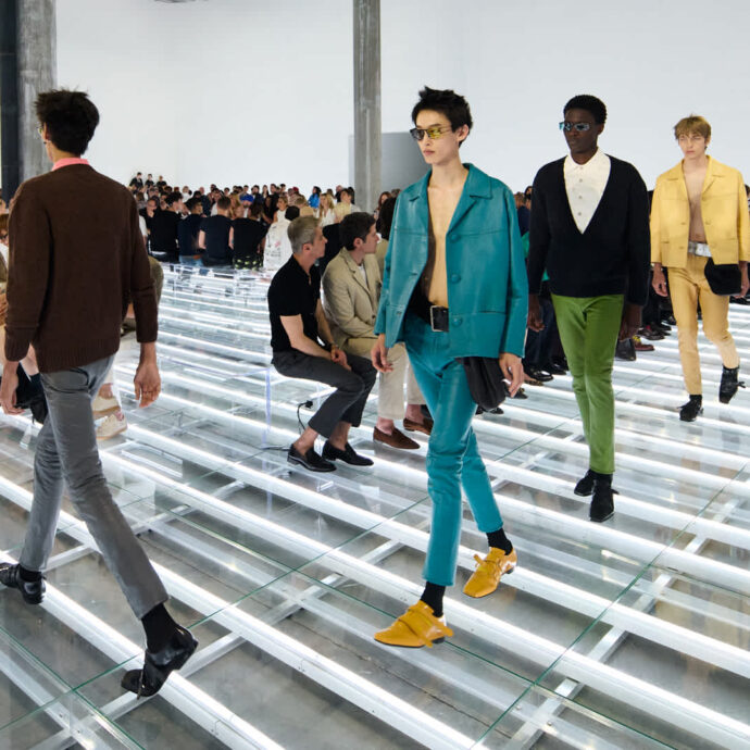 La “pasta al pomodoro” di Prada, il Mediterraneo di Armani, il mito della villeggiatura e la rivolta “anti-ricchi” di Simon Cracker: cosa resterà di questa Milano Men’s Fashion Week