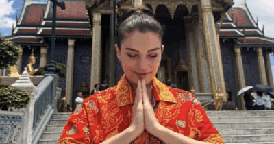Copertina di “Ece Irtem morta, è stata graffiata sul braccio da una scimmia in Thailandia. Spuntano anche ipotesi antidepressivi e alcol”: proseguono le indagini sull’attrice