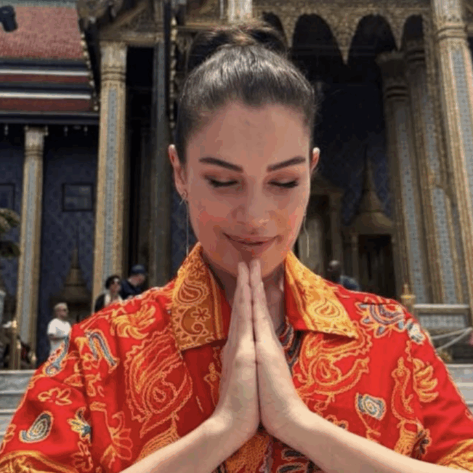 “Ece Irtem morta, è stata graffiata sul braccio da una scimmia in Thailandia. Spuntano anche ipotesi antidepressivi e alcol”: proseguono le indagini sull’attrice