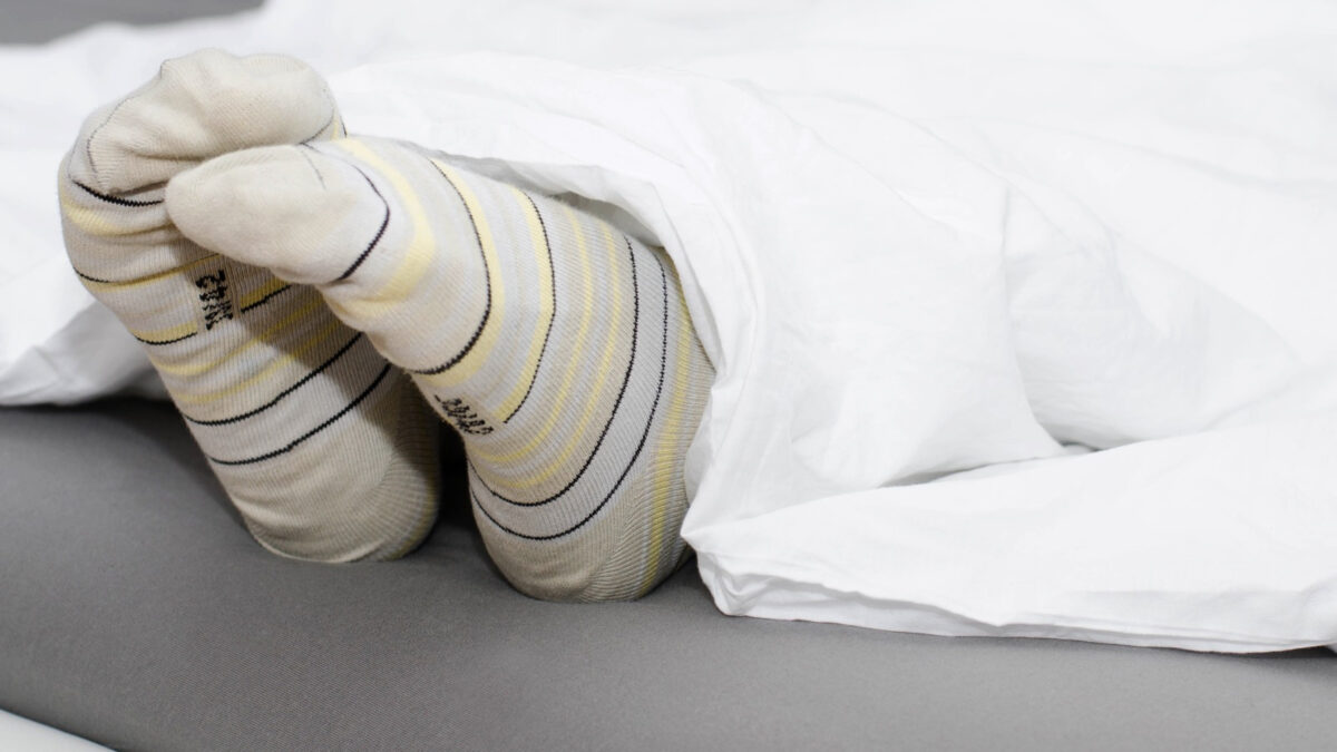 Il “trucco” per sconfiggere il caldo di notte senza l’aria condizionata? Dormire con i calzini gelati, il consiglio della Croce Rossa