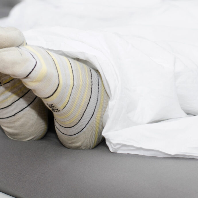 Il “trucco” per sconfiggere il caldo di notte senza l’aria condizionata? Dormire con i calzini gelati, il consiglio della Croce Rossa