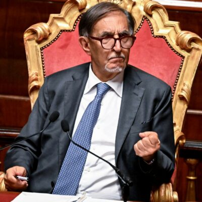 Copertina di Covid, La Russa bacchetta FdI per gli errori in Commissione