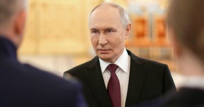 Copertina di Putin spiazza l’Ue: “Pronti alla pace ripartendo dalle bozze di Istanbul”